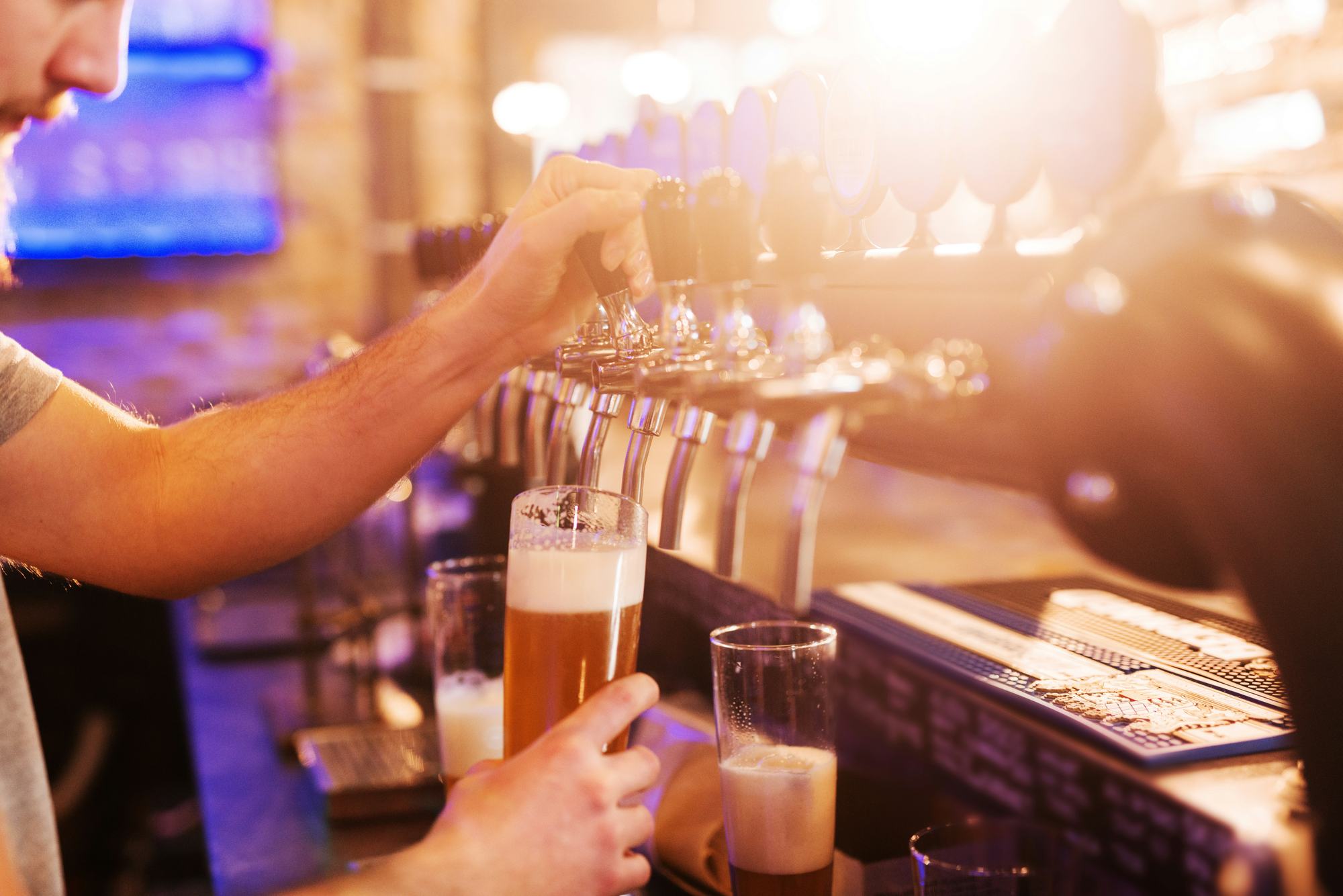 Zapfhähne hinter dem Tresen — frisch gezapftes Bier